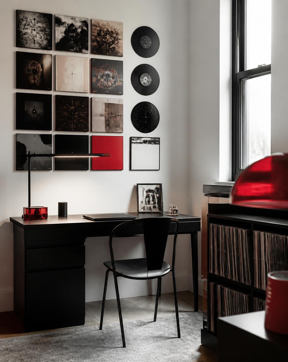 Escritório com uma coleção musical decorando a parede